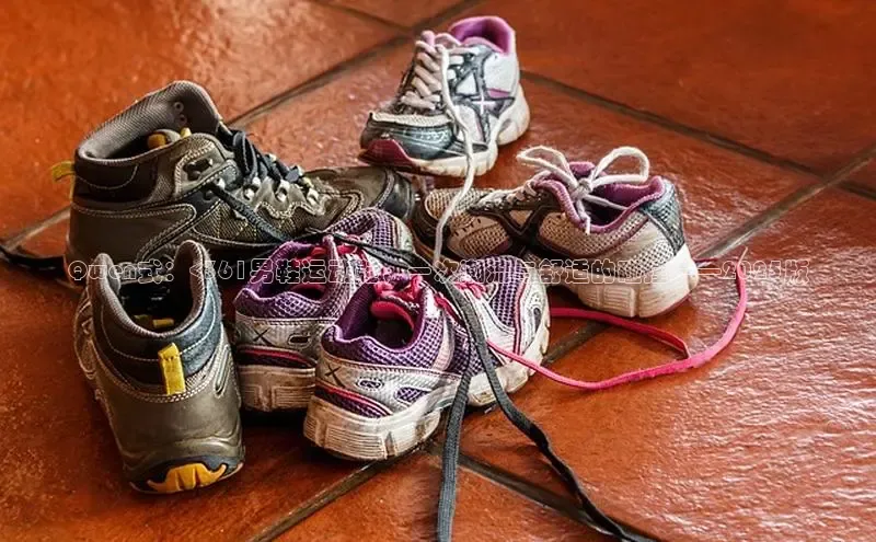 Qwen式：<361男鞋运动鞋，一次潮流与舒适的碰撞——2025版